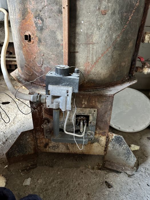 Бойлер на газу, обьем 250л