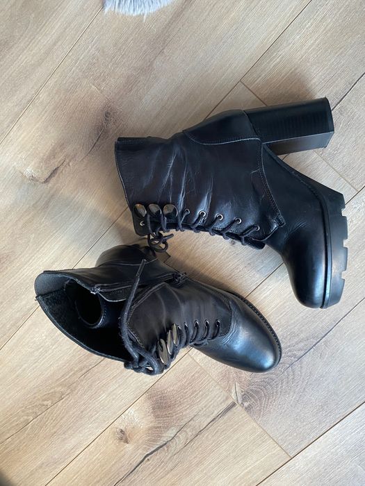 Боти черни на ток