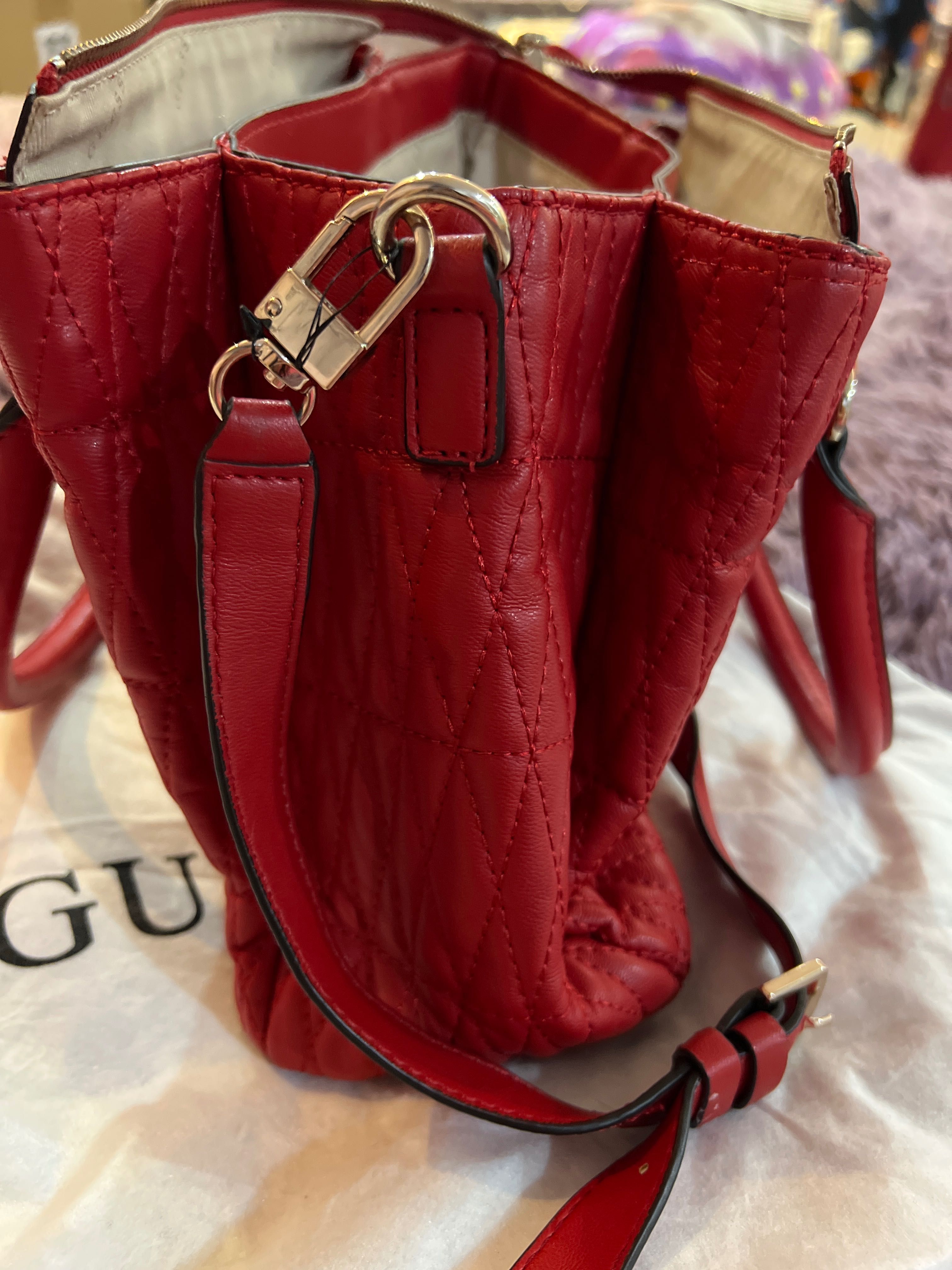 Дамска оригинална чанта Guess
