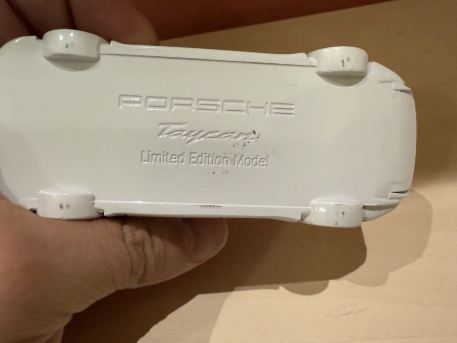 Колекционерска метална количка Porsche Taycan 1:43