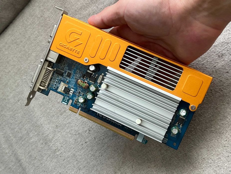 Placa video Gigabyte GeForce 7200 GS 256MB DDR2 PCI Express DVI VGA
