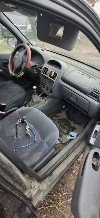 Dezmembrez Renault clio 1,2 benzină zabrani județul Arad