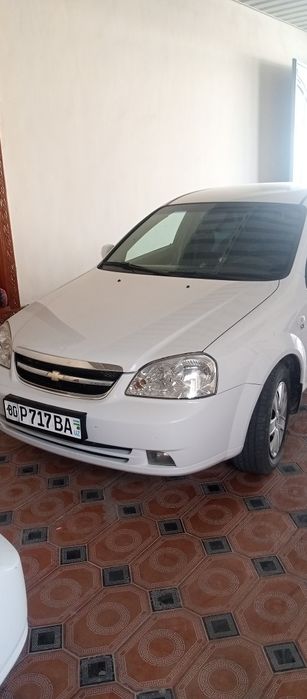 Lasetti 1.8 sotiladi