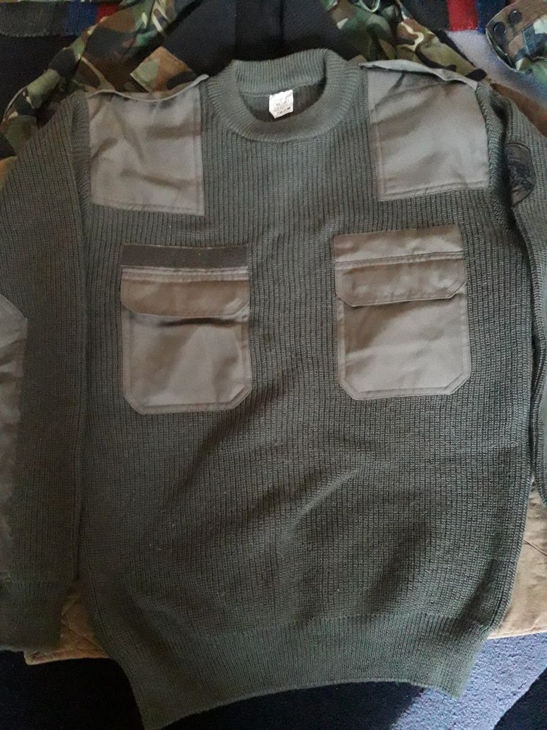 Комуфлажни/военни дрехи (панталон, пуловер, шапка, барета и ушанка
