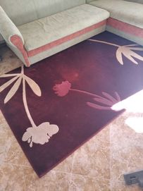 Красив килим бордо
