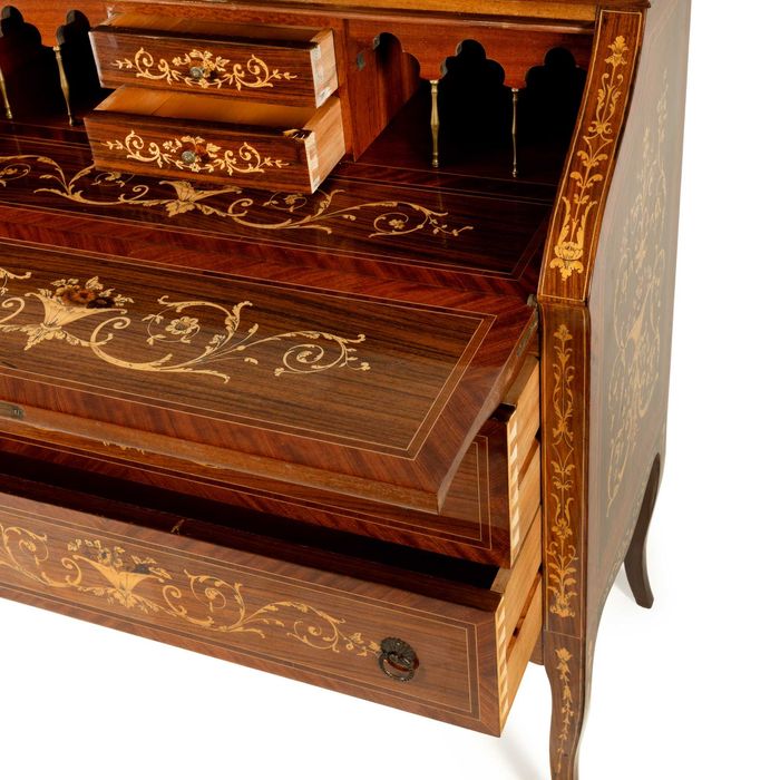 Secretaire în stil Neo-Baroc, ornat cu ghirlande florale intarsiate