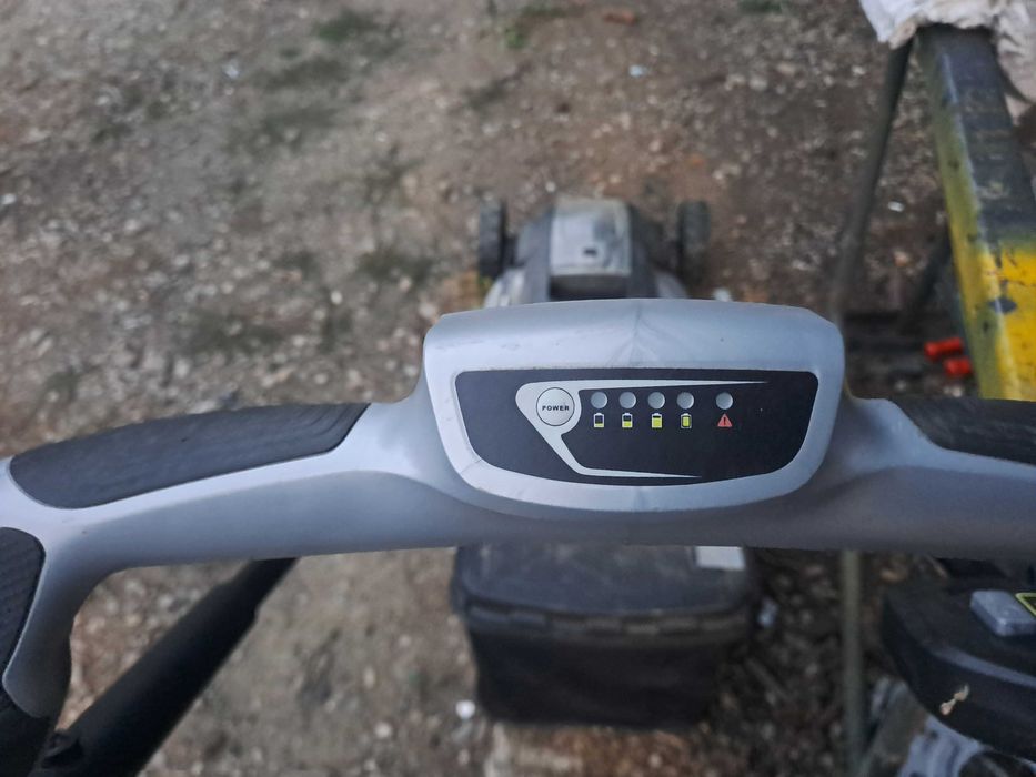 Mașina tuns gazon  cu acumulatori