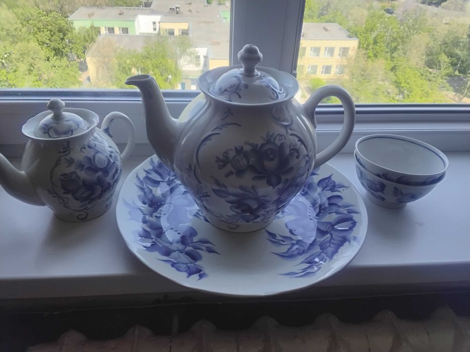 Набор посуды "Гжель" новый, стоимость 7000тг.