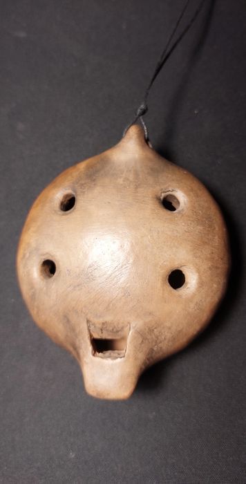 Окарина-духовой музыкальный инструмен.