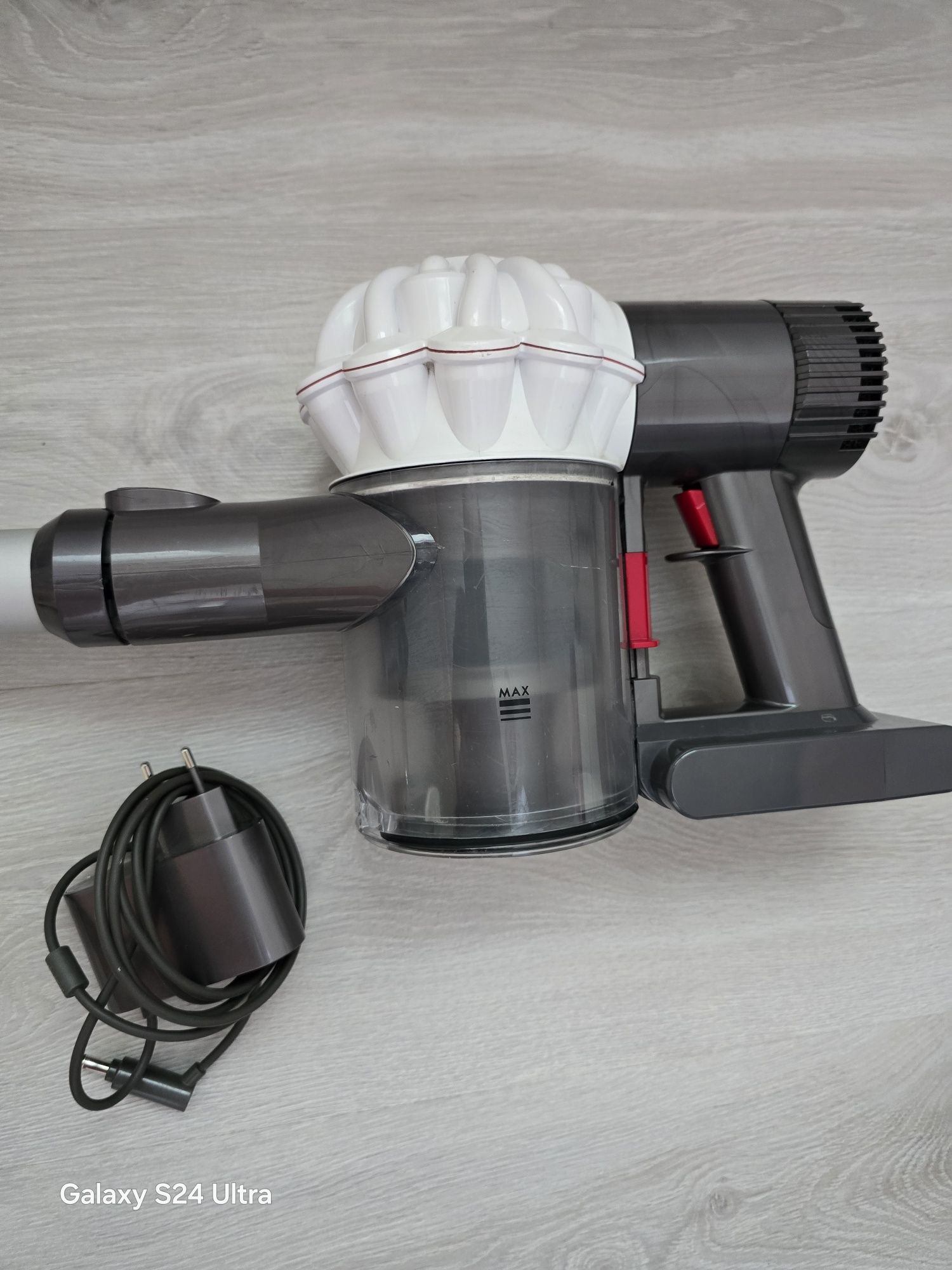Вертикална прахосмукачка Dyson V6
