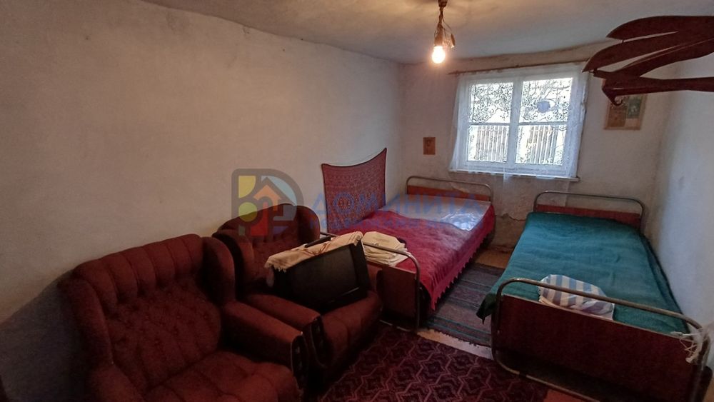 Здрава къща, с голям двор в с. Велика!