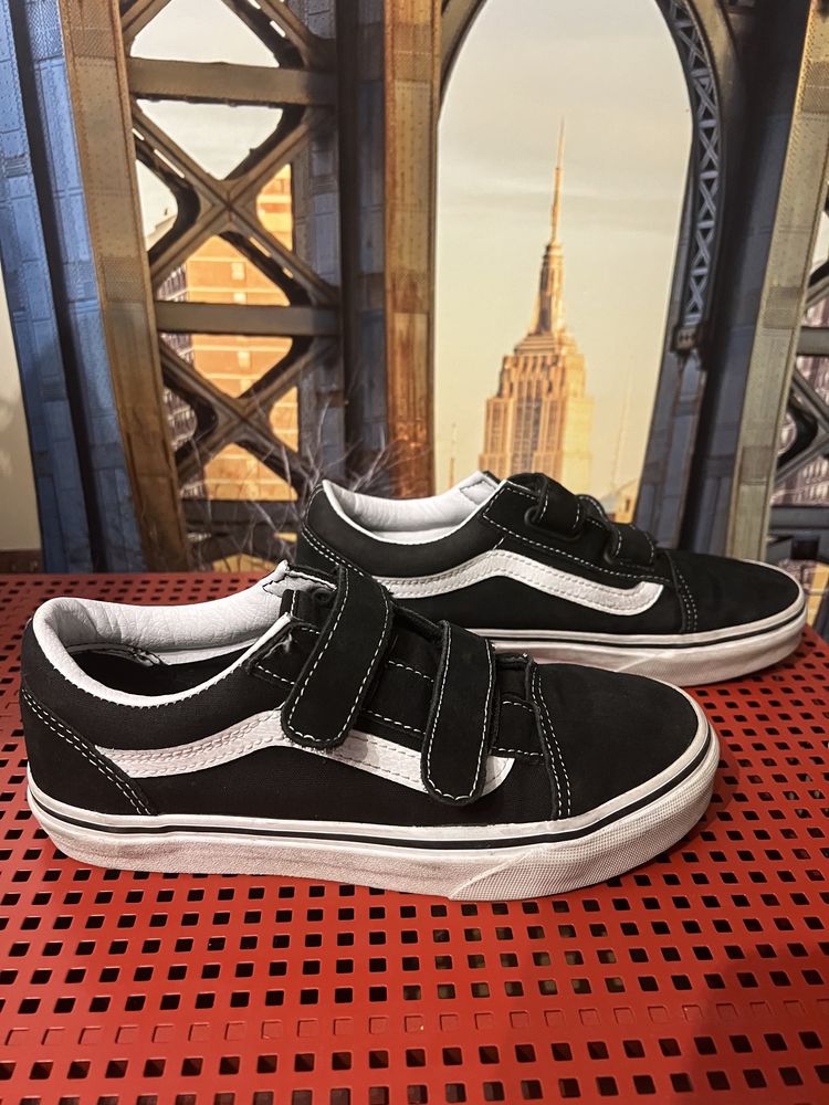 Vans обувки 35 номер черна велурена кожа.