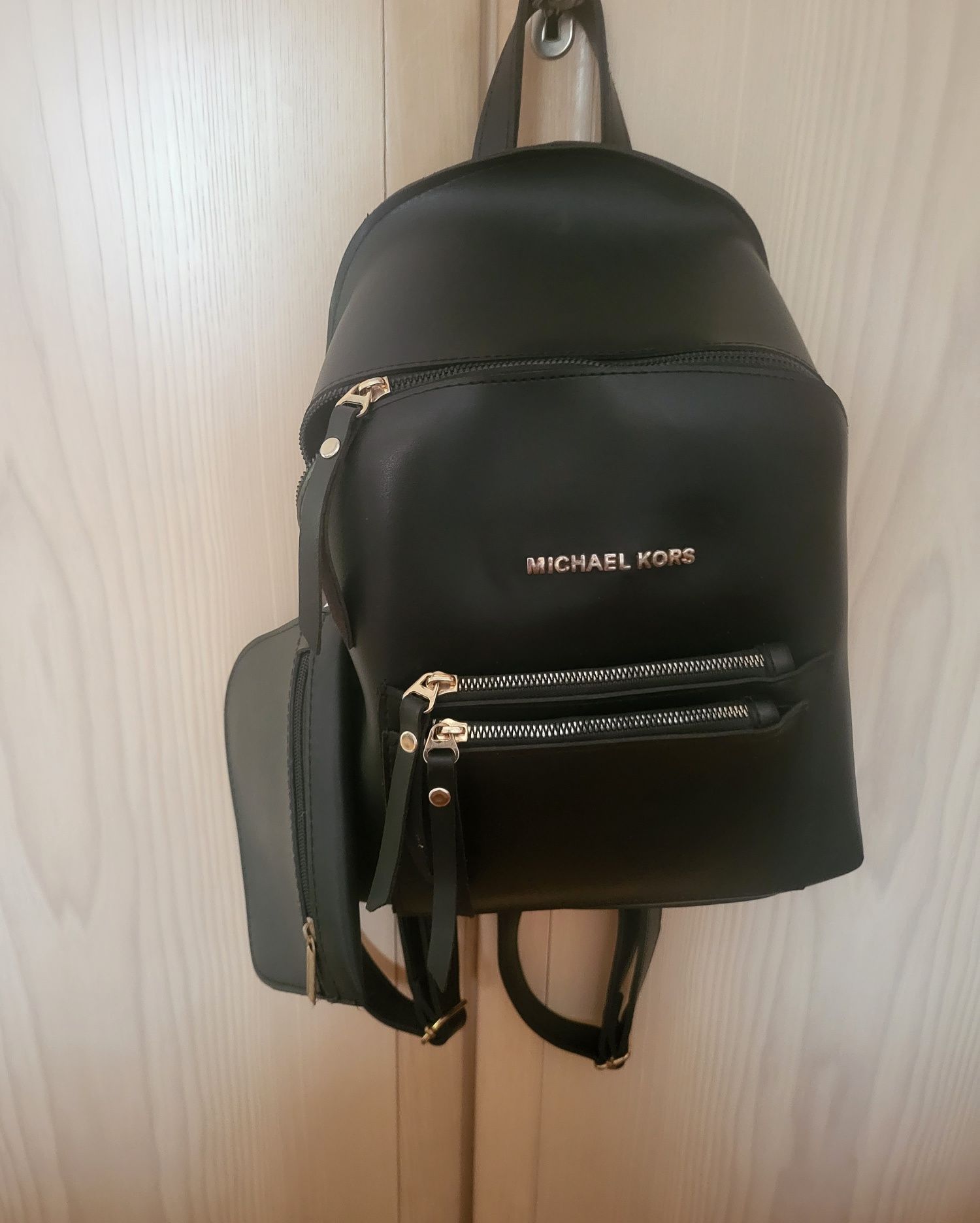 Rucsac Michael Kors, portofel inclus, purtat de câteva ori, stare buna