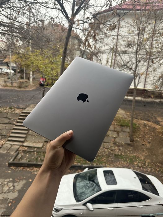 Macbook pro i5 8/256 Yangidek turibdi
