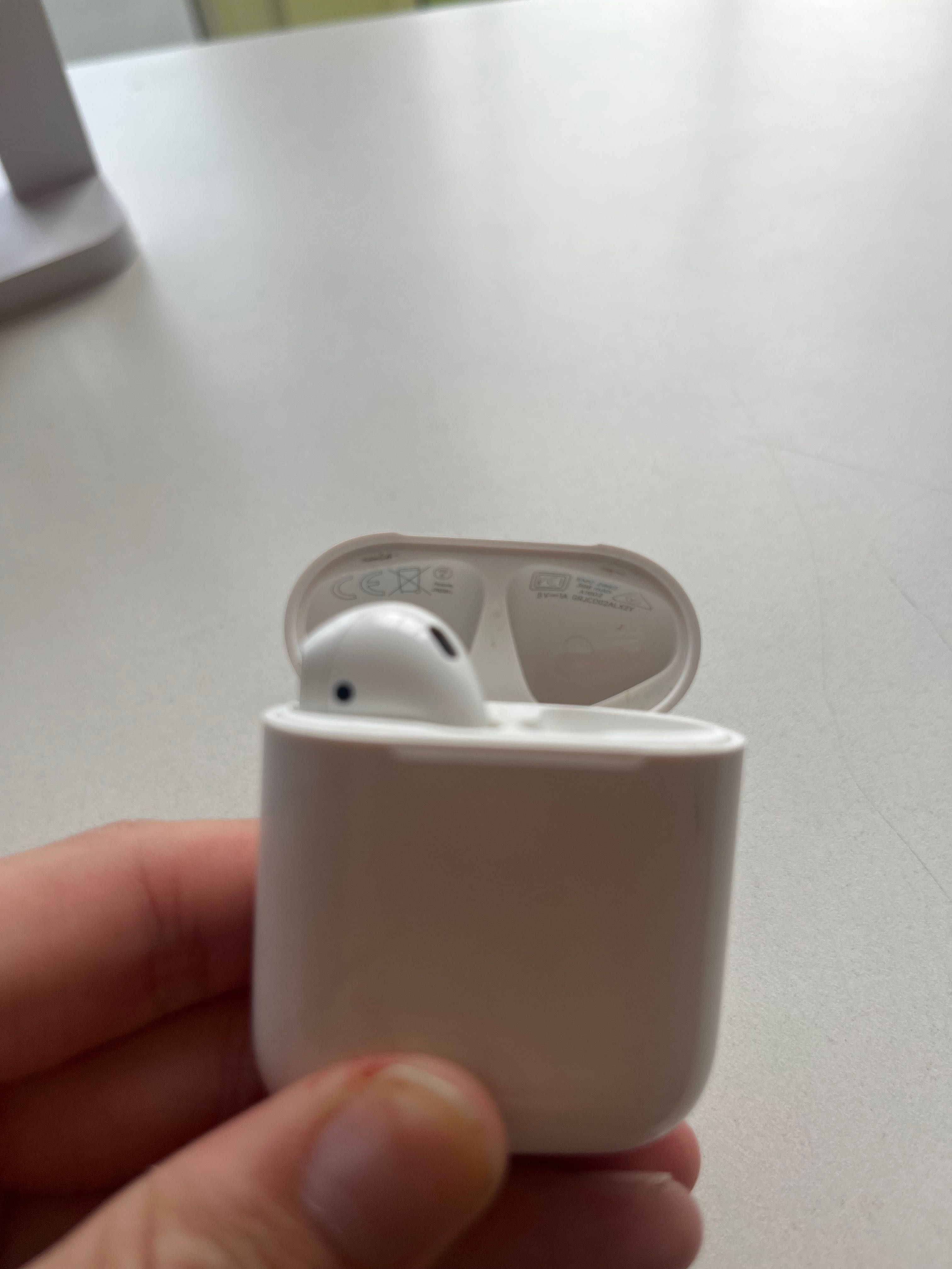 Airpods 2 ( Кейс и Левый наушник)