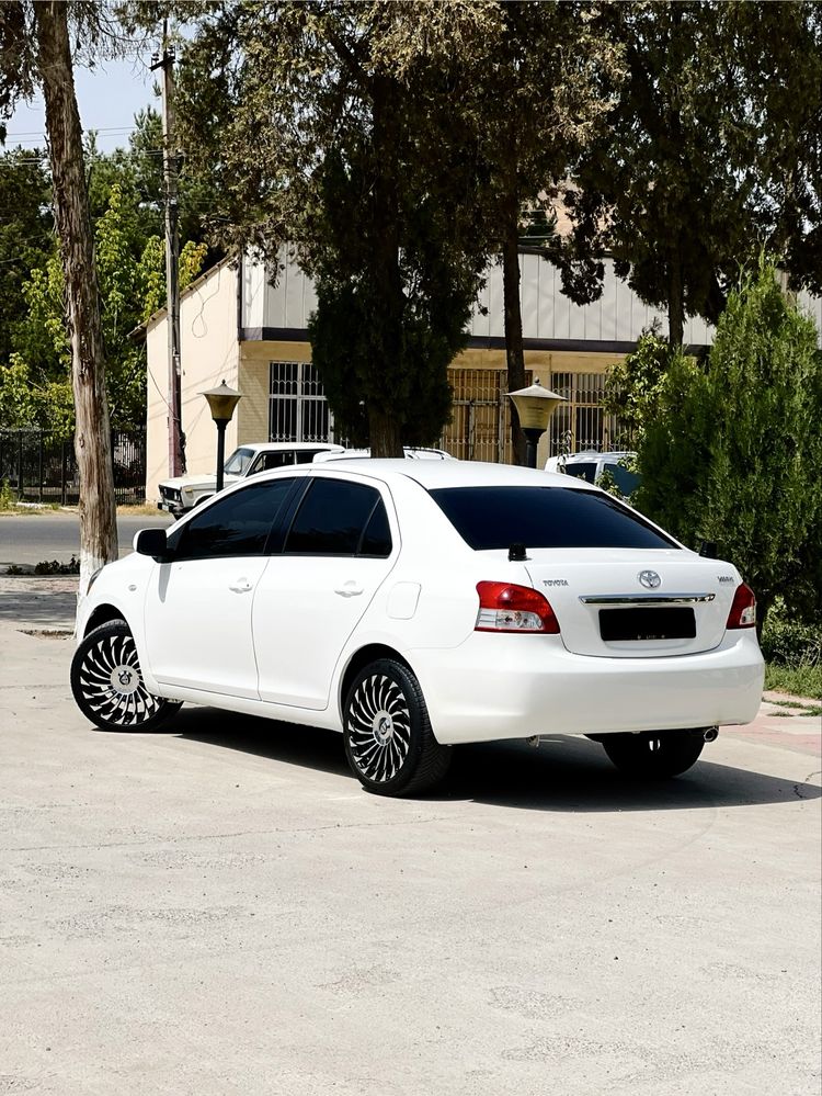 Toyota Yaris srochna sotiladi aftamat xolati zor