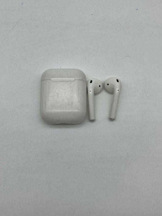 Apple AirPods (2nd Gen) with Lightning Charging Case (белый)