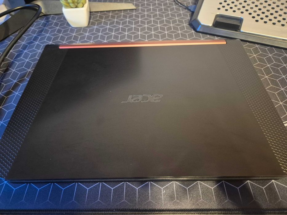 Vând laptop gaming [Acer Nitro 5 (15.6″, i5‑9300H, RTX 2060 32 GB RAM)