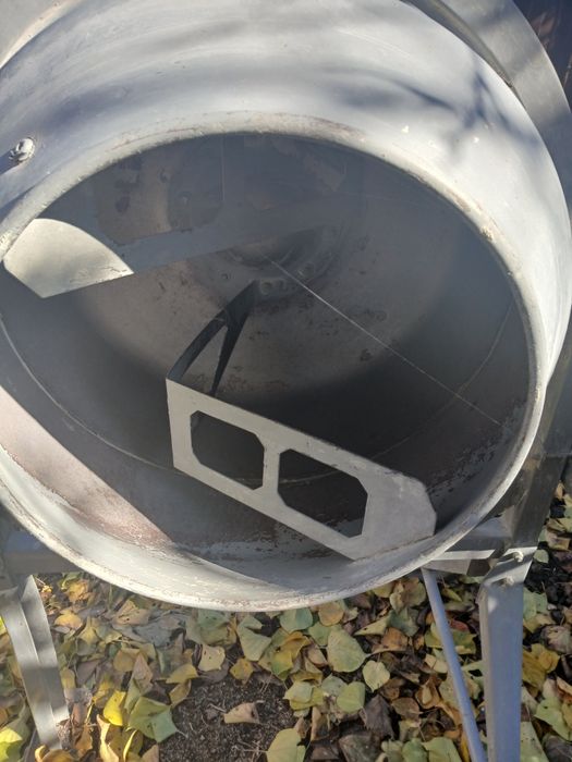 Vând betoniera 130 litri