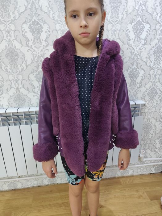Продам теплую осеннюю куртку на девочку.  На возраст 6-8 лет