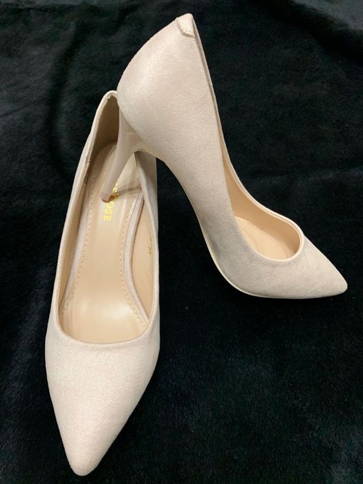 Бежевые новые туфли.Размер 37.