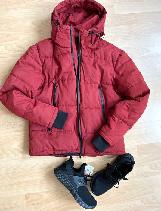Топло зимно мъжка яке с качулка във вишнев цвят
