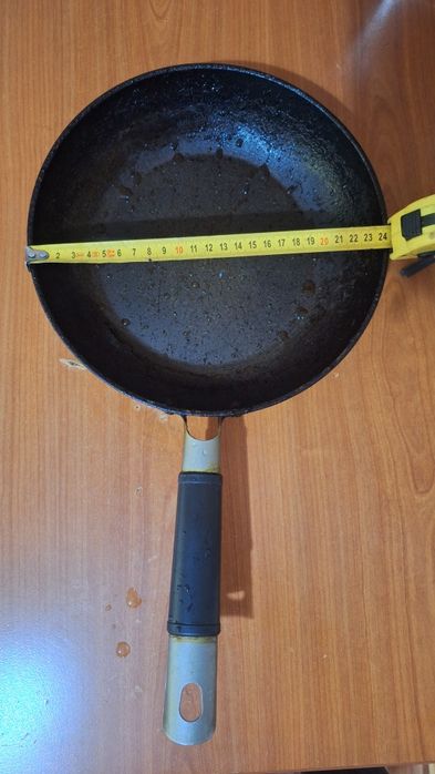 Продается сковородка с крышкой. Б/У