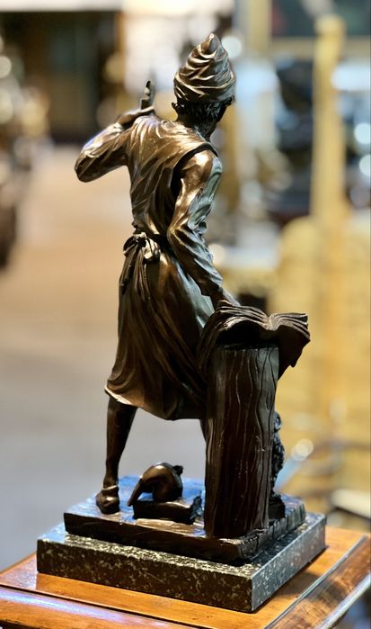 Statuetă din bronz pe soclu de marmură – „Căutătorul de cunoaștere”
