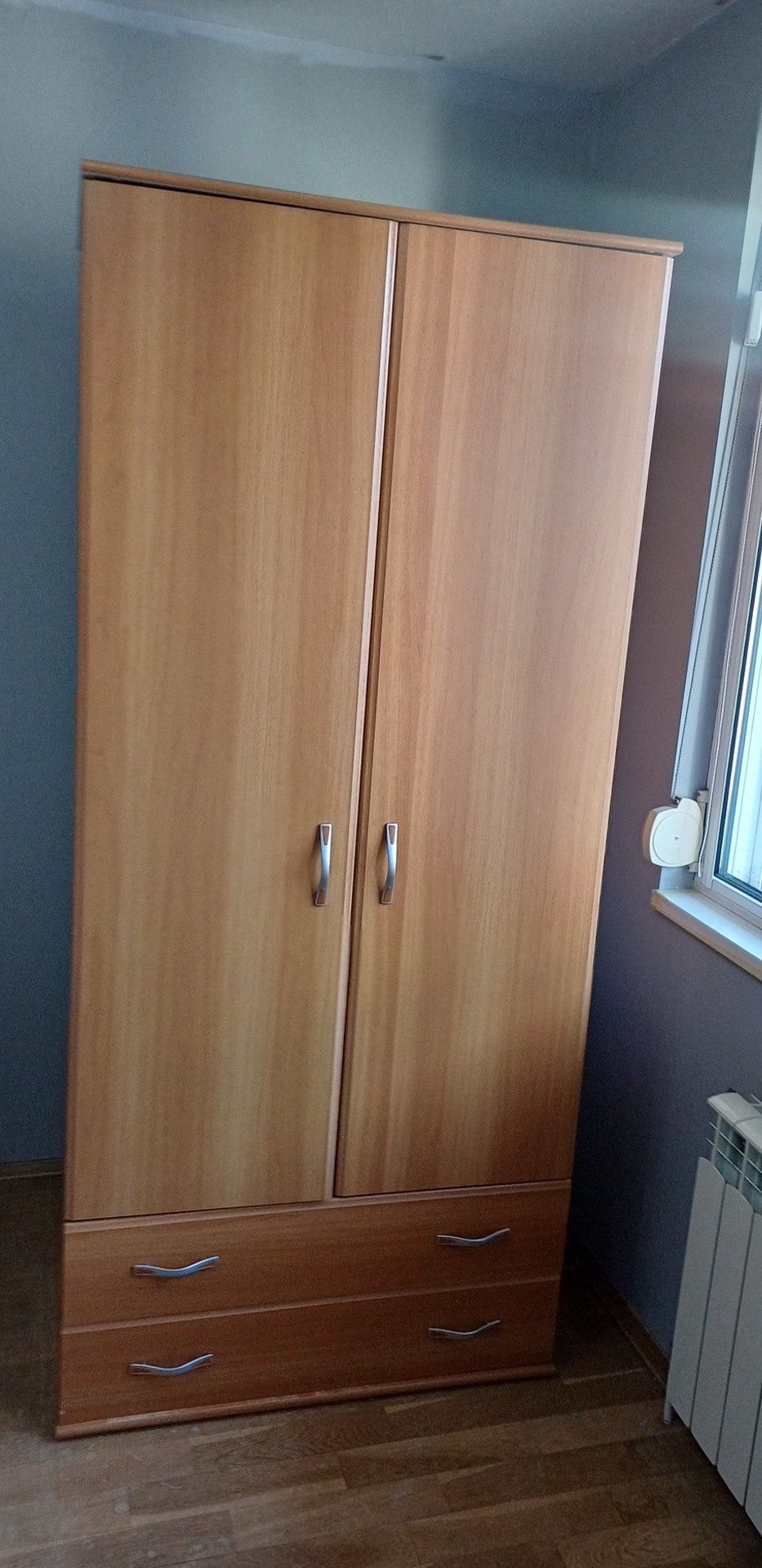 Двукрилен гардероб