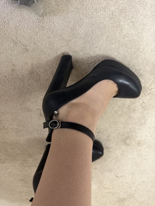 Туфли черные на высоких каблуках