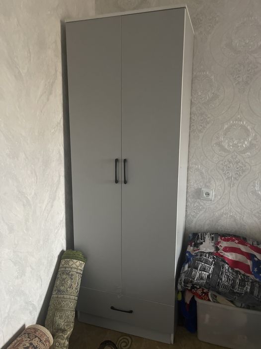 Шкаф бельевой с полками и выдвижным шкафчиком