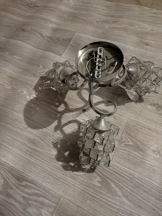 Продам люстру в отличном состоянии