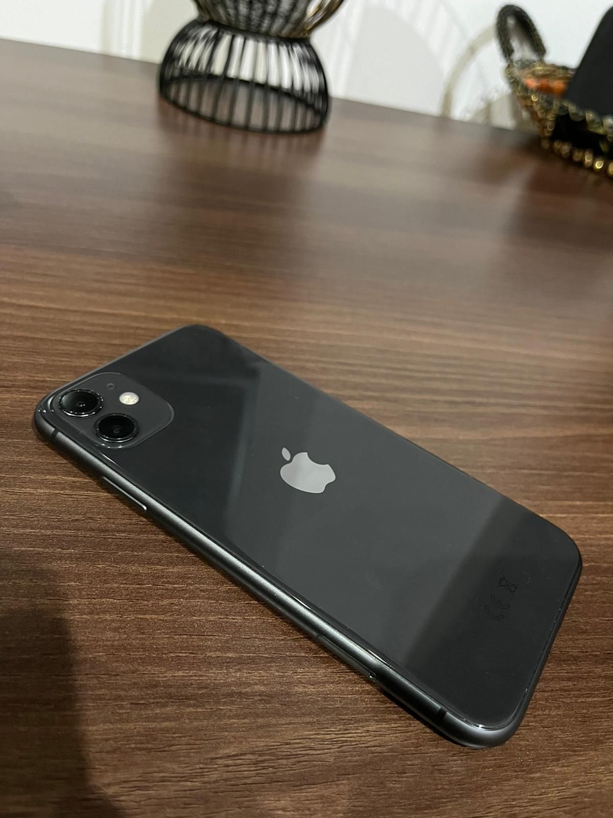 iPhone 11 - 64gb și 2 folii Alien Surface
