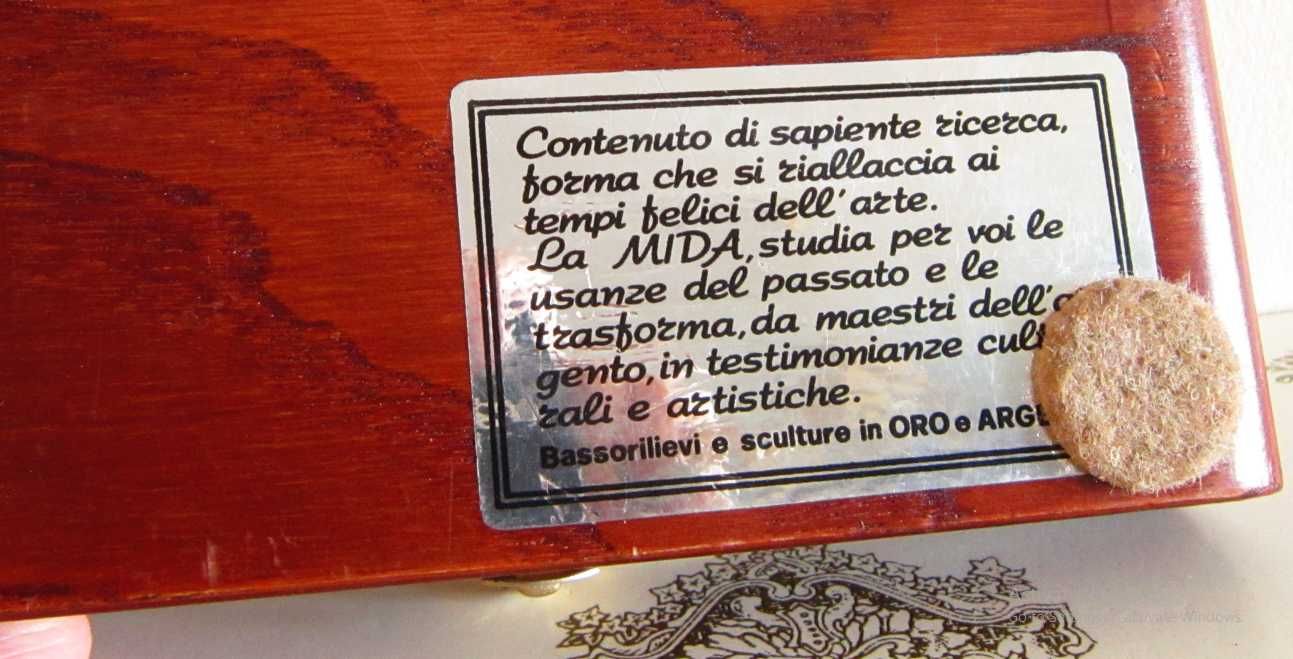 cadou rar caseta lemn cu relief metalic argintat si aurit Italia'80