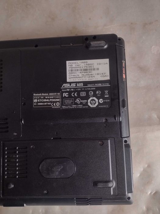 Лаптоп ASUS A8SC работи перфектно състояние Windows 7pro 32bit зарядно