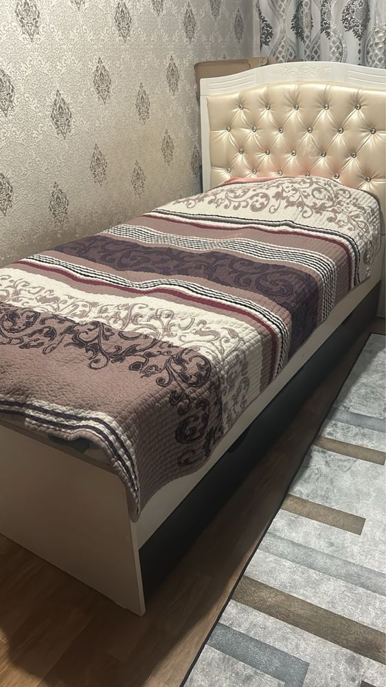 Продается купе шкаф два письменных стола и две кровати 1спалки