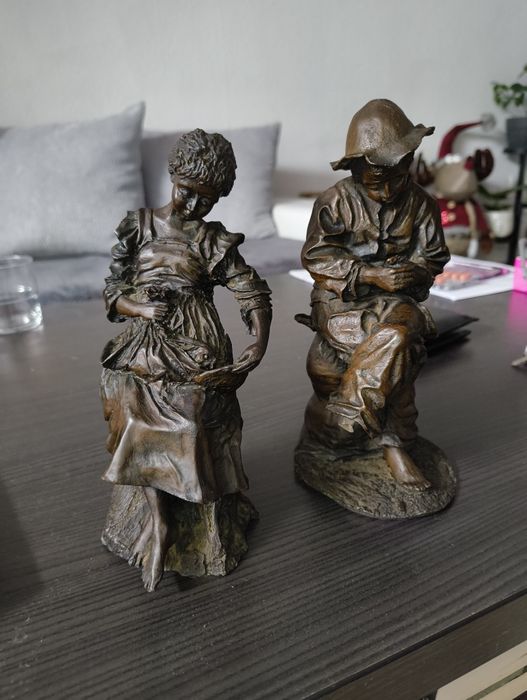 Комплект момче и момиче бронзови статуетки от 1976