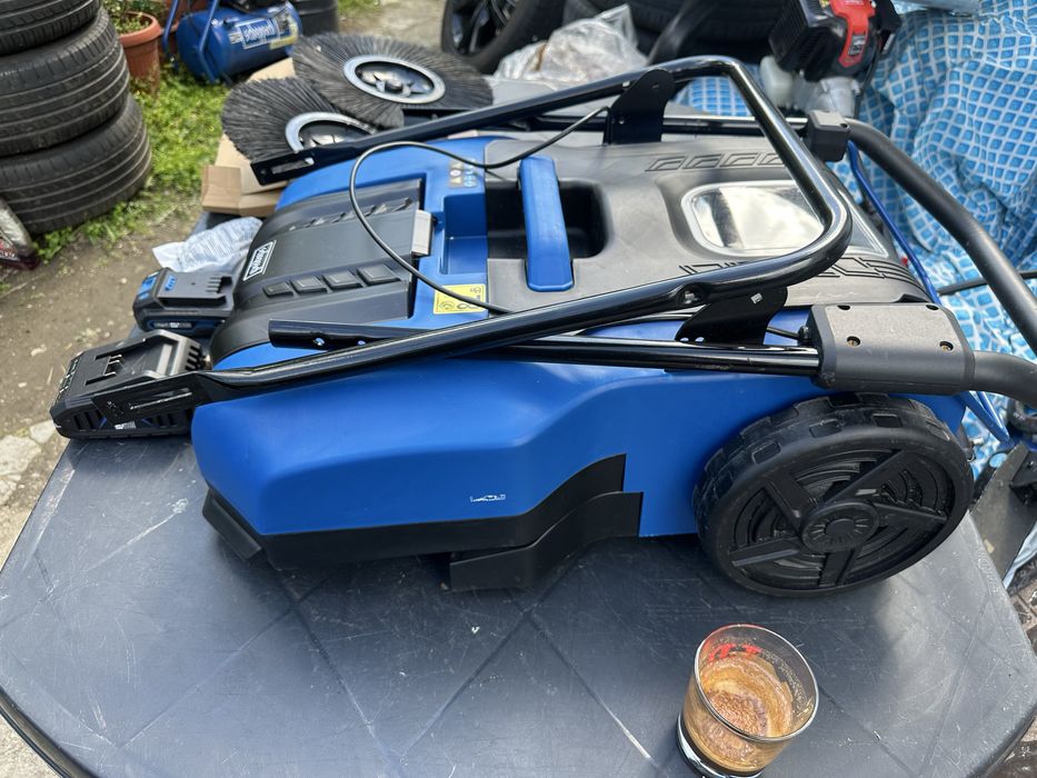 Акулуматорна  и  механична метла