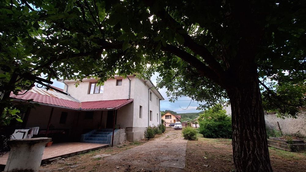 Casa de vânzare costruita din caramida.