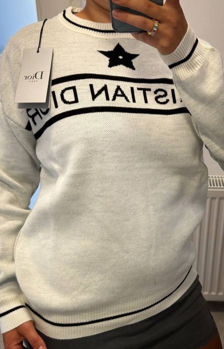 Bluza pulover dama Dior 
Mărime standard /gri deschis 
 4 bucăți