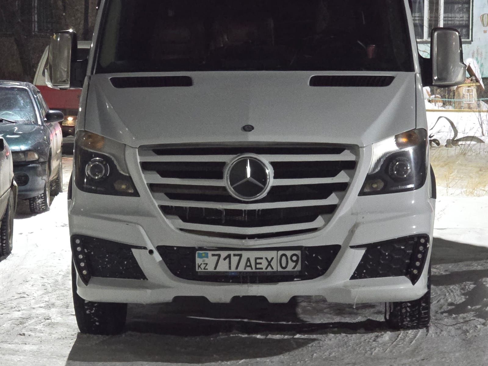 Передний бампер W906 Рестайл  Sprinter Maxton