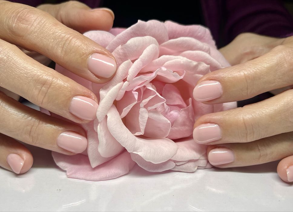 Manichiura gel (80 lei )si semipermanenta la pret acesibil