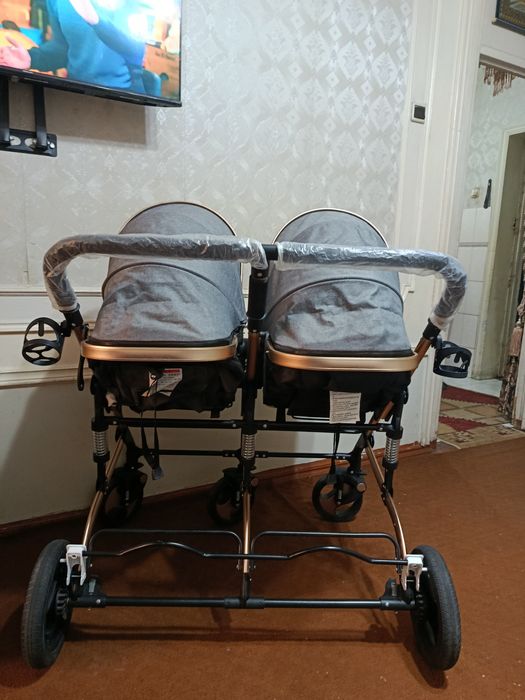 Egizaklar uchun kolyaska