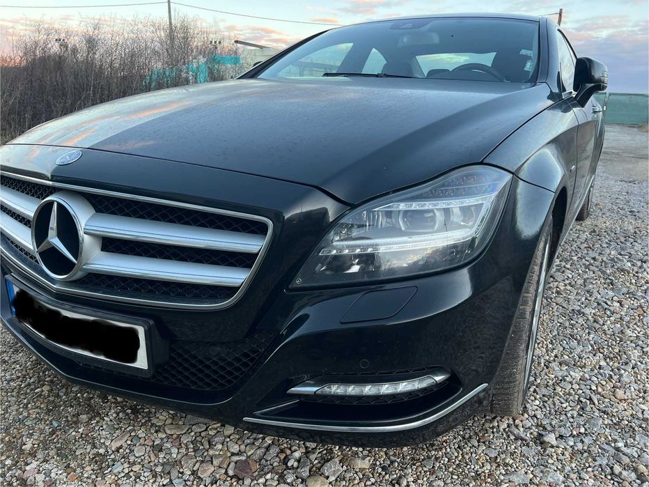 Продавам Мерцедес CLS 350 черен металик в идеално състояние