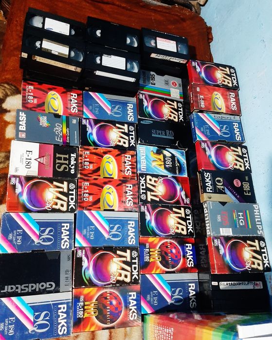 Vând casete video filme vechi traduse  100 de bucăți