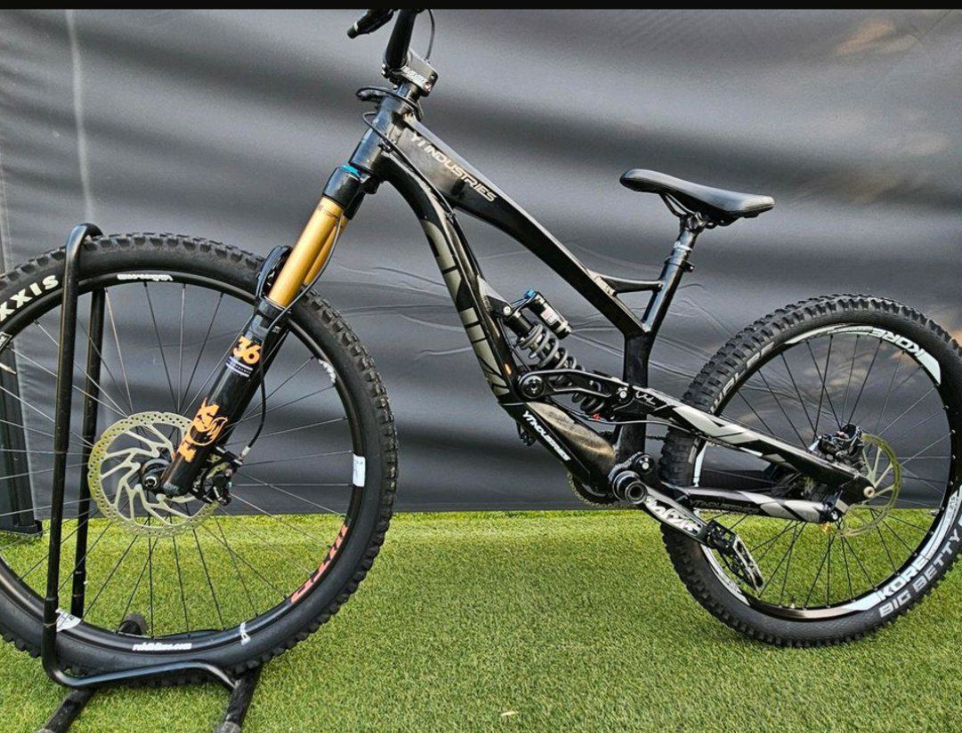 YT Tues DH Enduro M Mullet Мекица,, 27.5,-29 + Оригиналната DH вилка R