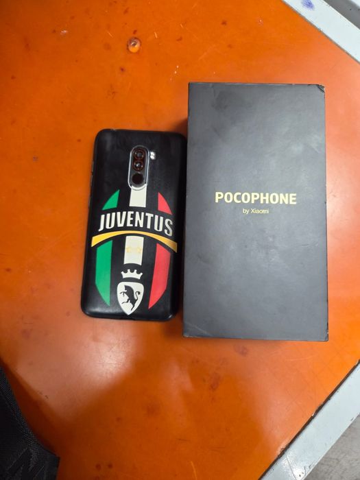 Телефон Pocophone F1 2018 года, 6/128гб на запчасти/восстановление