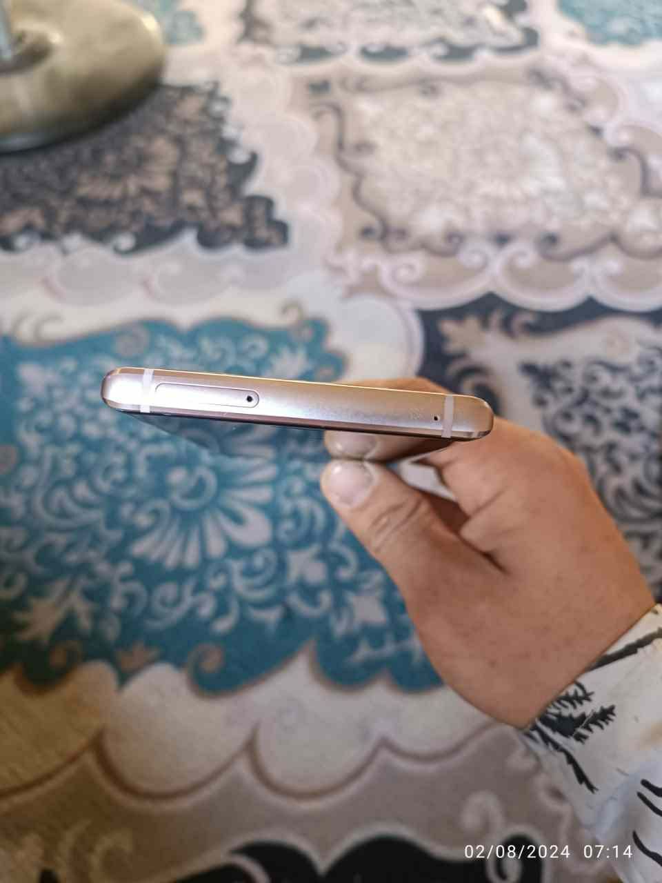 Samsung note 9 .