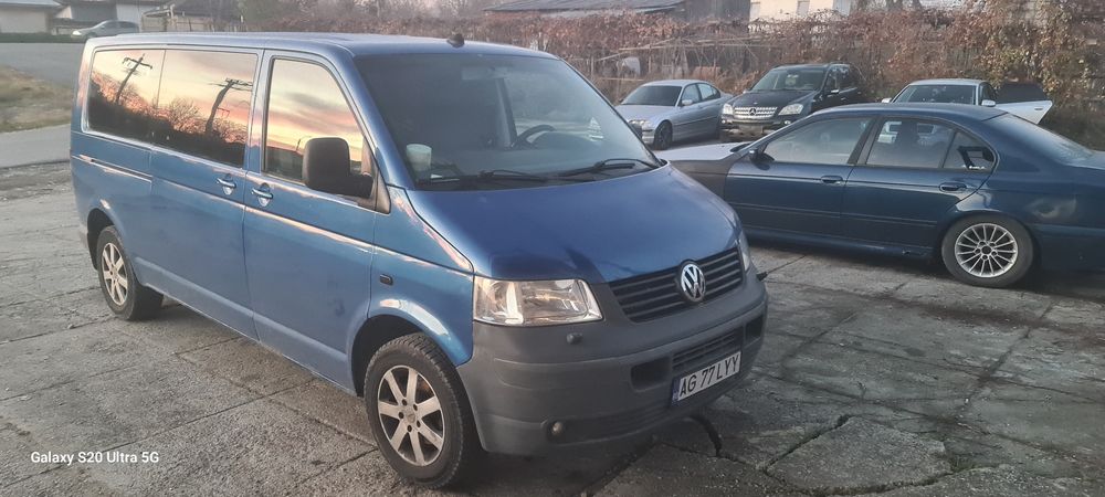 Vând volkswagen transporter T5 8+1 2005
