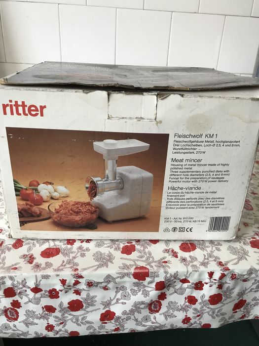 Masina electrica de macinat carne si de facut carnati.